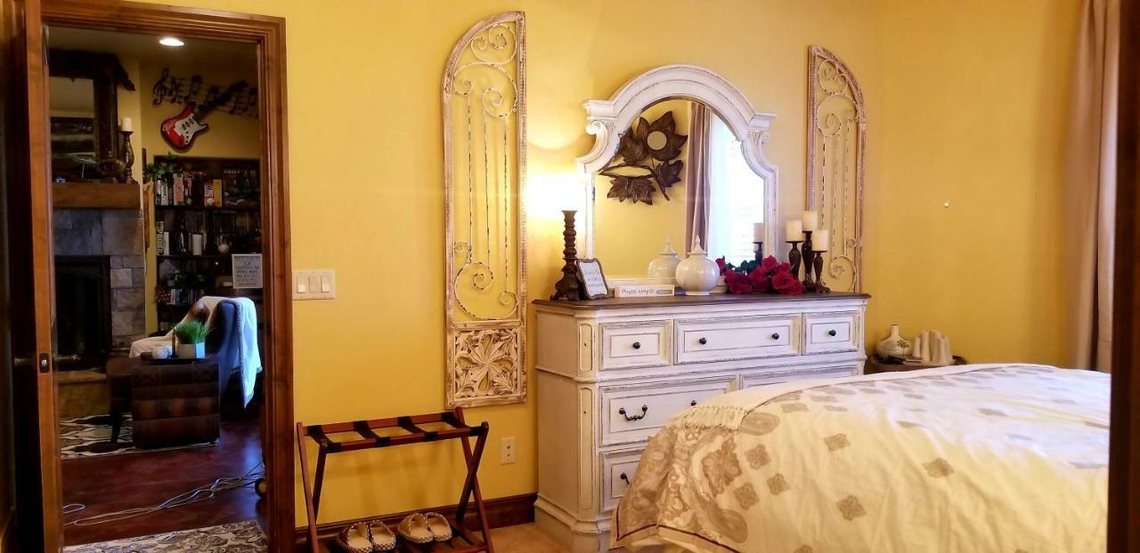 Chateau du Pikes Peak, a Tuscany Retreat Bed & Breakfast Colorado Springs Bagian luar foto